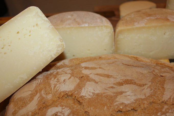 Programma d’intervento per la fornitura gratuita alle famiglie in difficolta’ economica di prodotti tipici della panificazione e di formaggi.